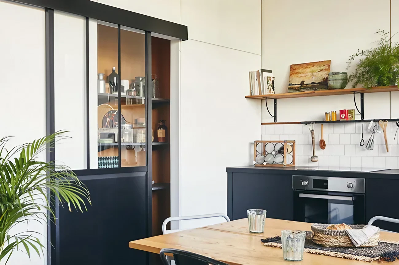 une cuisine salle à manger avec verrière au cœur de la maison